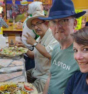 一群人坐在桌旁吃饭