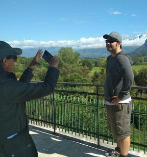 两个男人在阳台上互相拍照