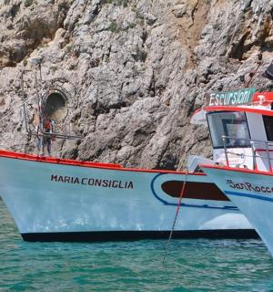 悬崖边的水中停着两艘船