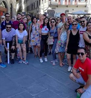 一大群人站在人行道上