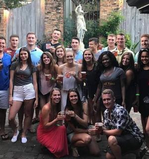 一群人拿着饮料合影