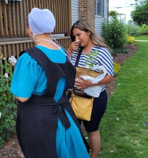 dvě ženy stojící na dvoře a povídající si