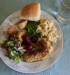 talíř jídla s kuřecím masem a zeleninou na stole