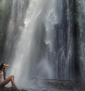 一位坐在瀑布前的女人