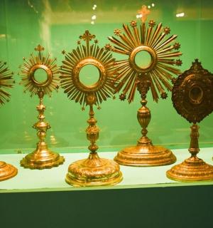 展示柜上的一组金花瓶