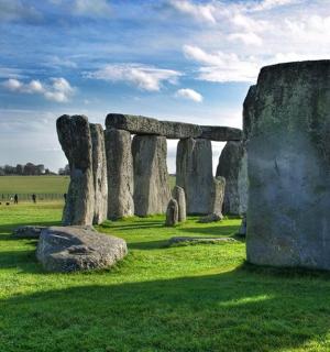 田野里的一组大石头