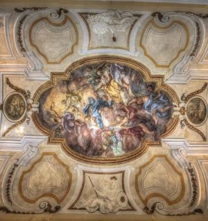 建筑物天花板上的一幅画