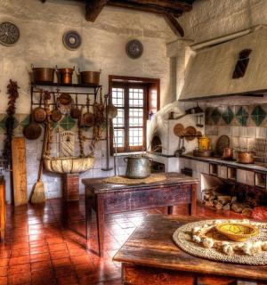 带桌子和炉灶的大厨房