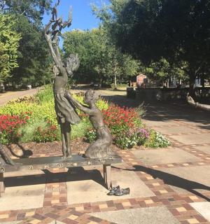 两人坐在长凳上的雕像