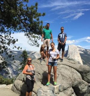 skupina lidí stojící na vrcholu hory