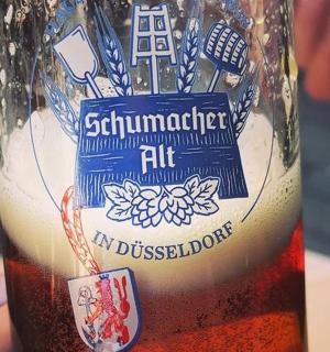 una persona sosté una ampolla de cervesa