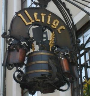 світловий знак на боці будівлі