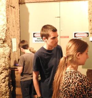 muž a žena se dívají na něco ve zdi