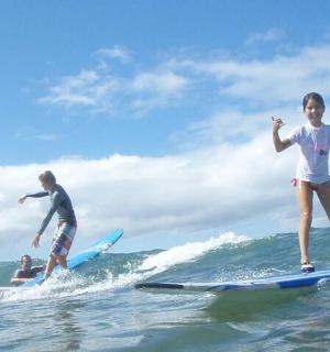 两个人在海上冲浪