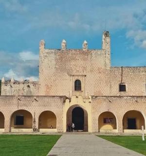 公园里一座带拱门的大型砖砌建筑