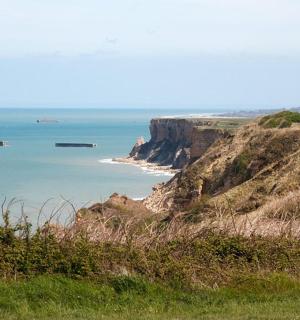 从有海滩的山上欣赏海景