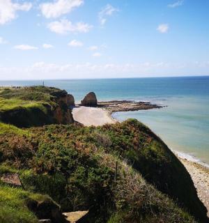 海滩上的岩石和海洋景观