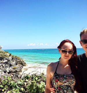 一名男子和一名女子站在海滩上