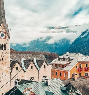 一座位于山区小镇的带有钟楼的教堂