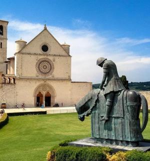 a statue of a woman standing in front of a building