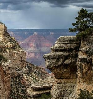 pohled na Grand Canyon za zamračeného dne