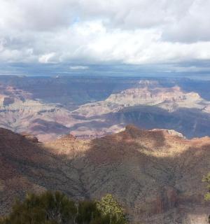 Pohled na Grand Canyon pod zataženou oblohou