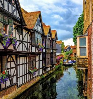 一幅城市中运河和建筑物的图片