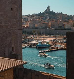 港口景色，水里停着小船