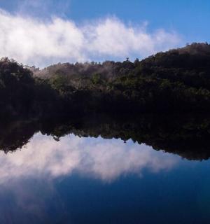 bir su kütlesindeki dağın yansıması
