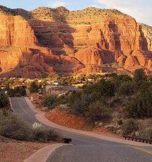 cesta vedoucí do kaňonu s horou