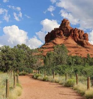 prašná cesta před skalní horou