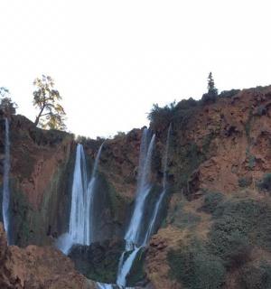 vodopád na skalnatém svahu s aploadploadploadploadploadploadploadp