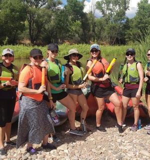 skupina žen pózujících pro fotografii na voru