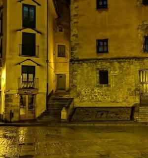 Prázdná městská ulice v noci s budovami