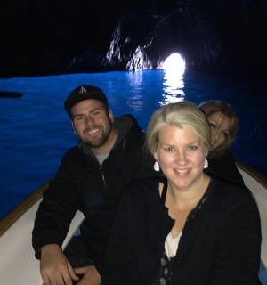 一男一女在山洞里的船上