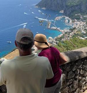 一男一女站在墙上，望着大海