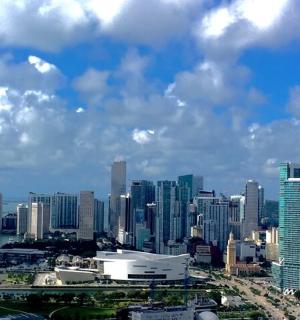 panorama města s vysokými budovami a oceánem