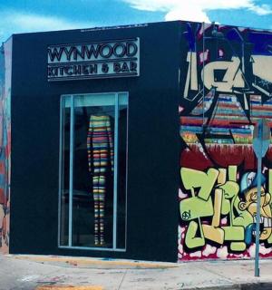 budova s graffiti na boku