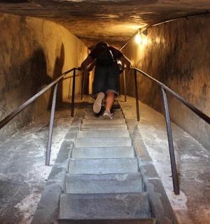 一个人坐在隧道里的楼梯上