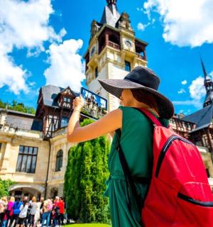 una donna con uno zaino in piedi davanti a un edificio