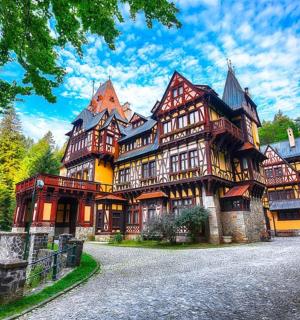 una casa gran amb una tanca al davant