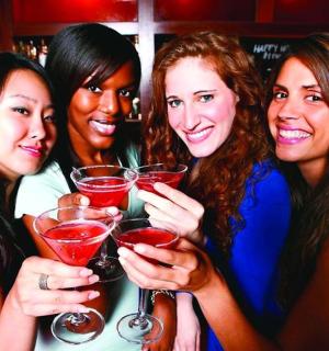 skupina žen držících sklenice na víno