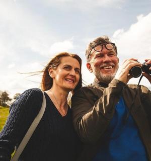 一男一女用相机拍照