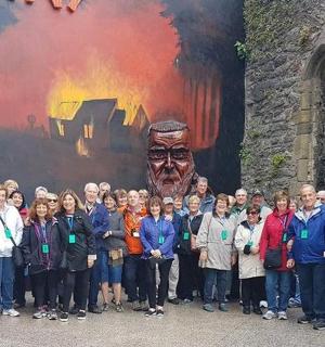 一群人站在一幅画前