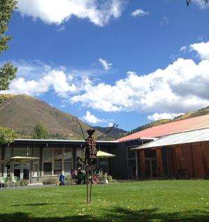 budova se sochou žirafy před ní