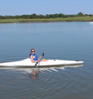 žena sedící v kajaku ve vodě