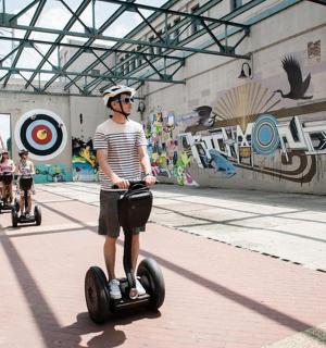 一名女子在建筑物内骑着赛格威