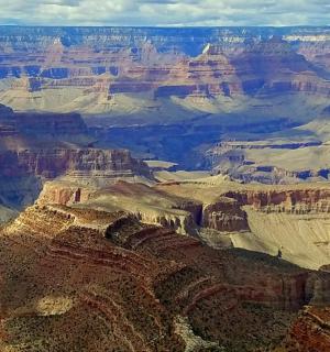 从直升机上俯瞰大峡谷