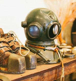 架子上的一个防毒面具和一双靴子