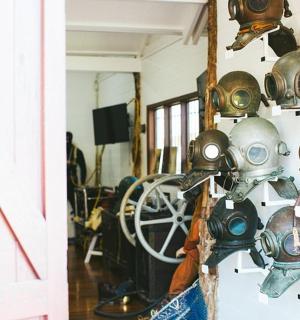 墙上挂满了头盔和防毒面具